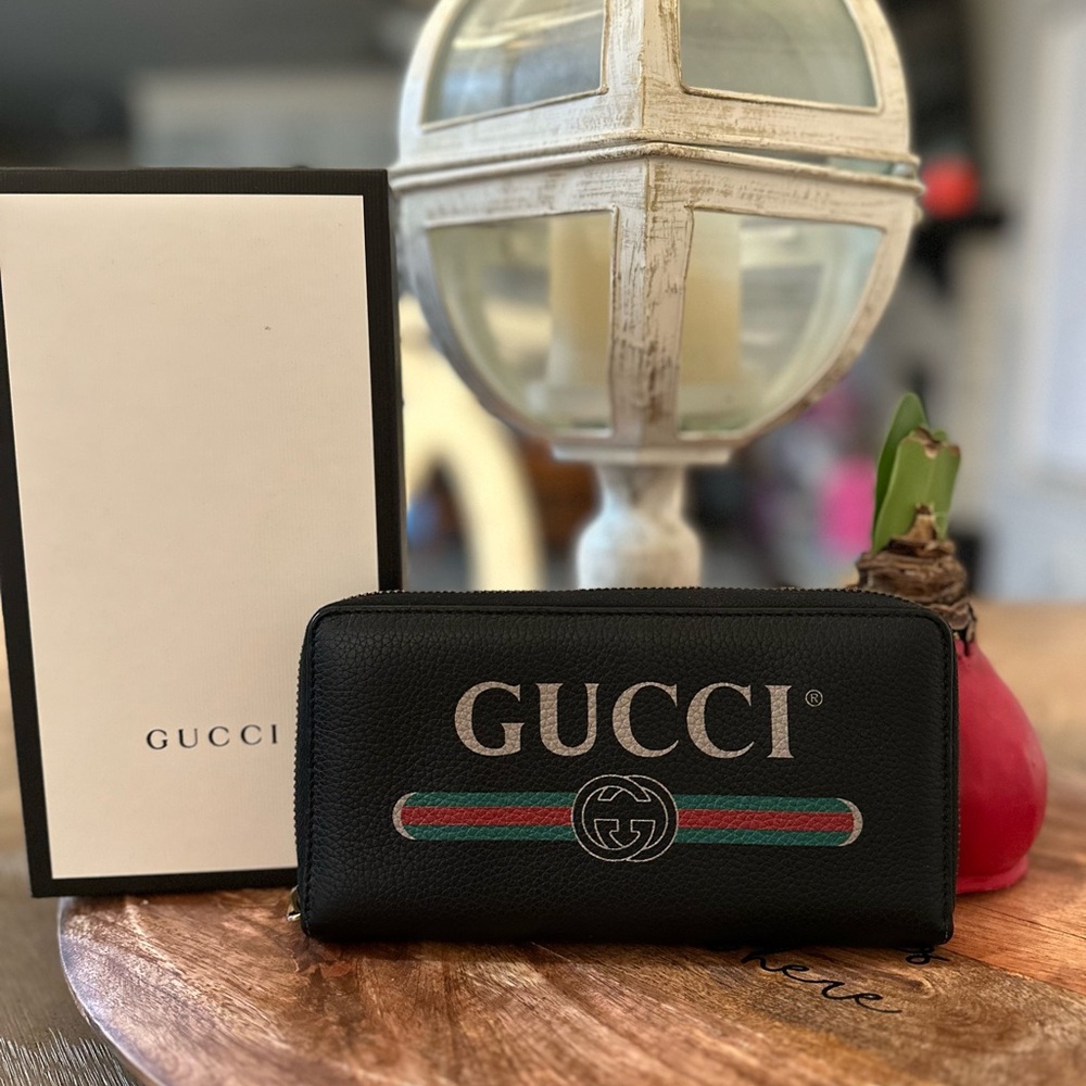 Gucci black pebbled leather full zip around wallet with box